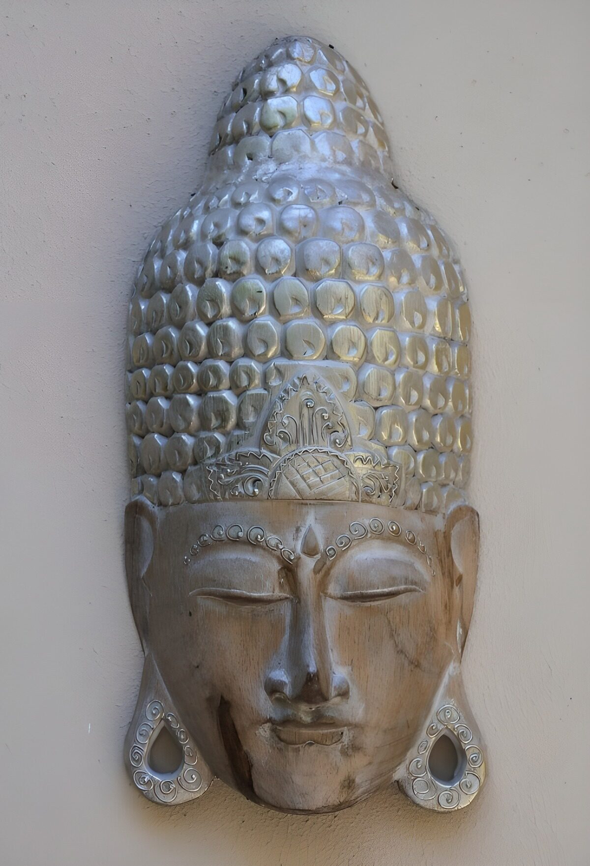 PDGIT8242261: Volto di Buddha in legno e riflessi d’argento