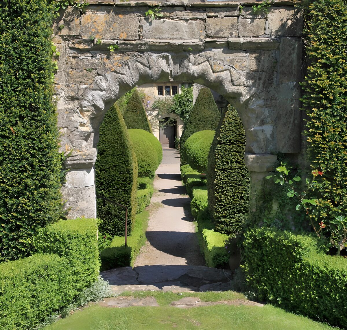 PDGIT3201788: Arco in pietra sul giardino formale