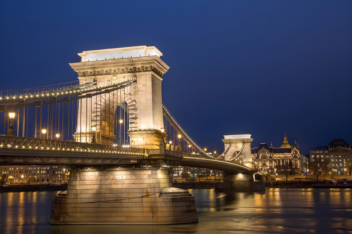 PDGIT8102324: Ponte delle Catene illuminato di notte