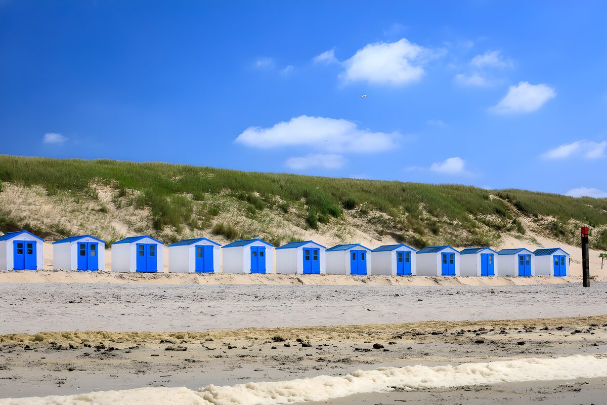 PDGIT1734252: Cabine bianche e blu tra sabbia e dune