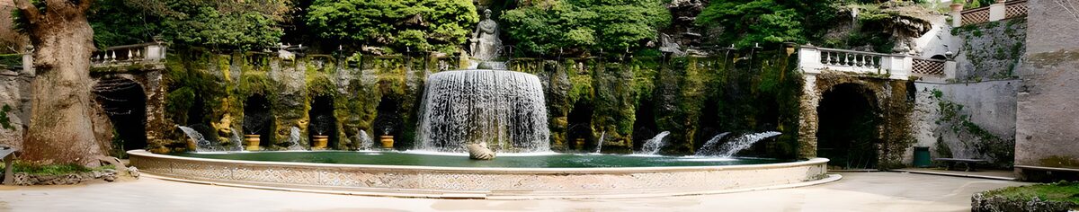 PDGIT9827133: Fontana a cascata tra grotte e alberi