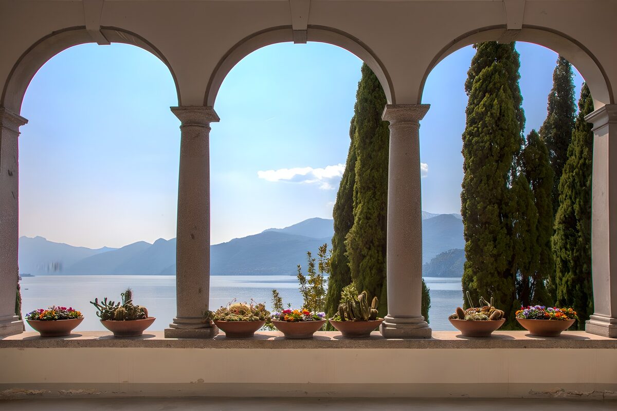 PDGIT6356798: Archi e vasi affacciati sul lago