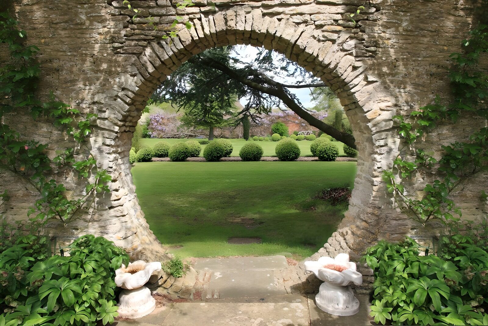 PDGIT2574892: Giardino oltre l'arco di pietra