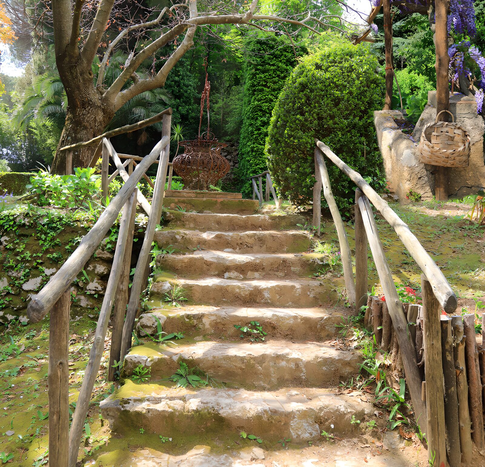PDGIT6304301: Scala in pietra nel verde ombroso