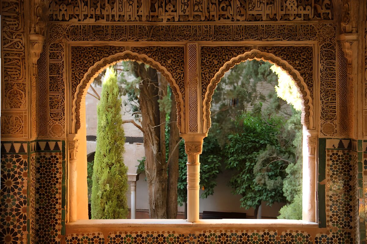 PDGIT2813854: Due archi decorati sul cortile verde