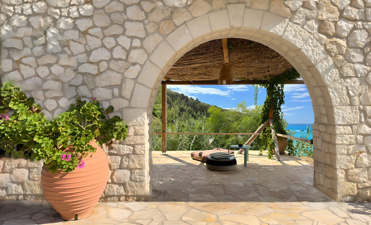 PDGIT6906232: Arco in pietra su una terrazza vista mare