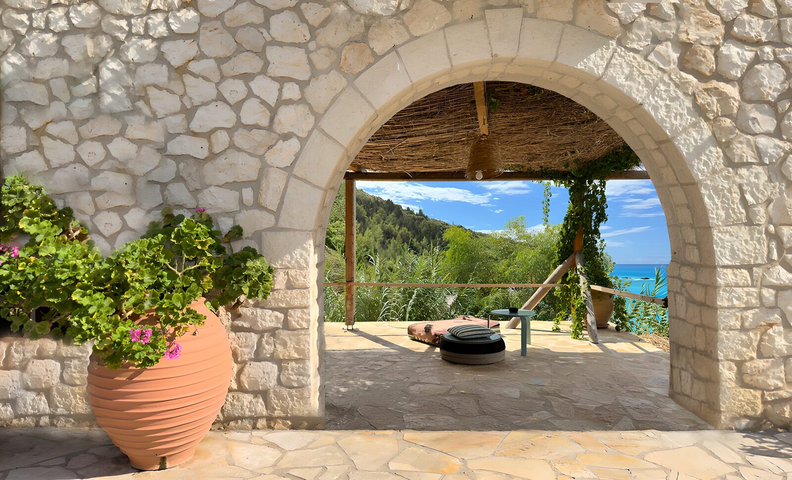 PDGIT6906232: Arco in pietra su una terrazza vista mare