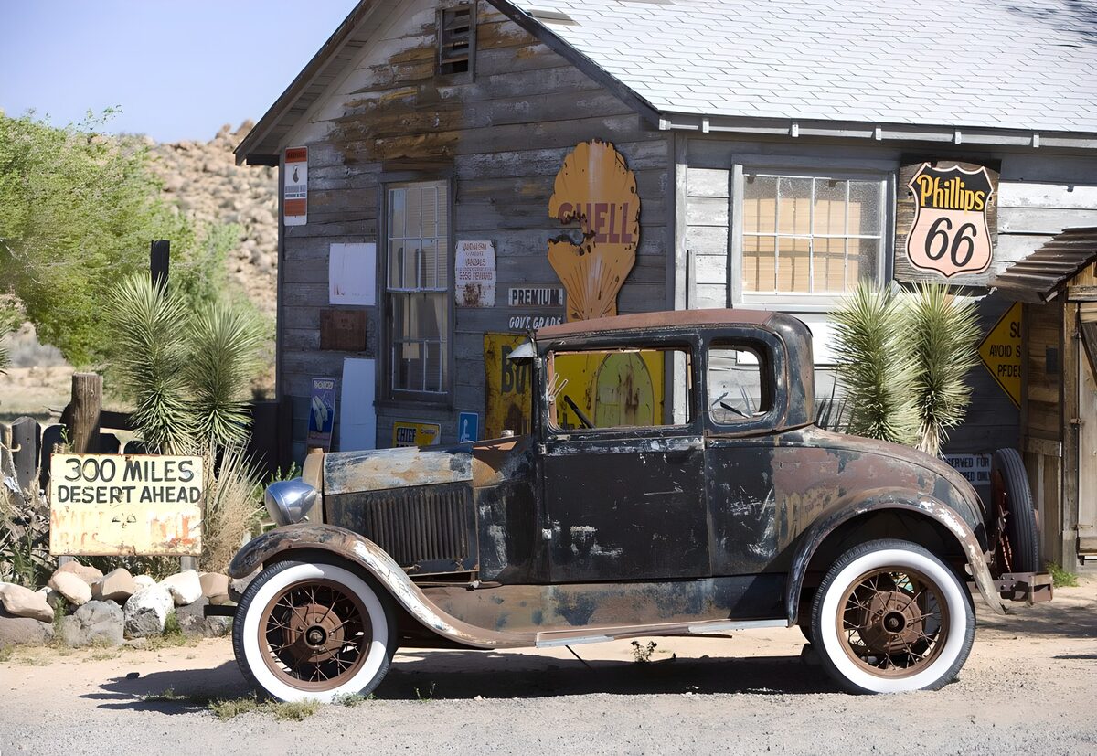 Auto d'epoca arrugginita nel deserto