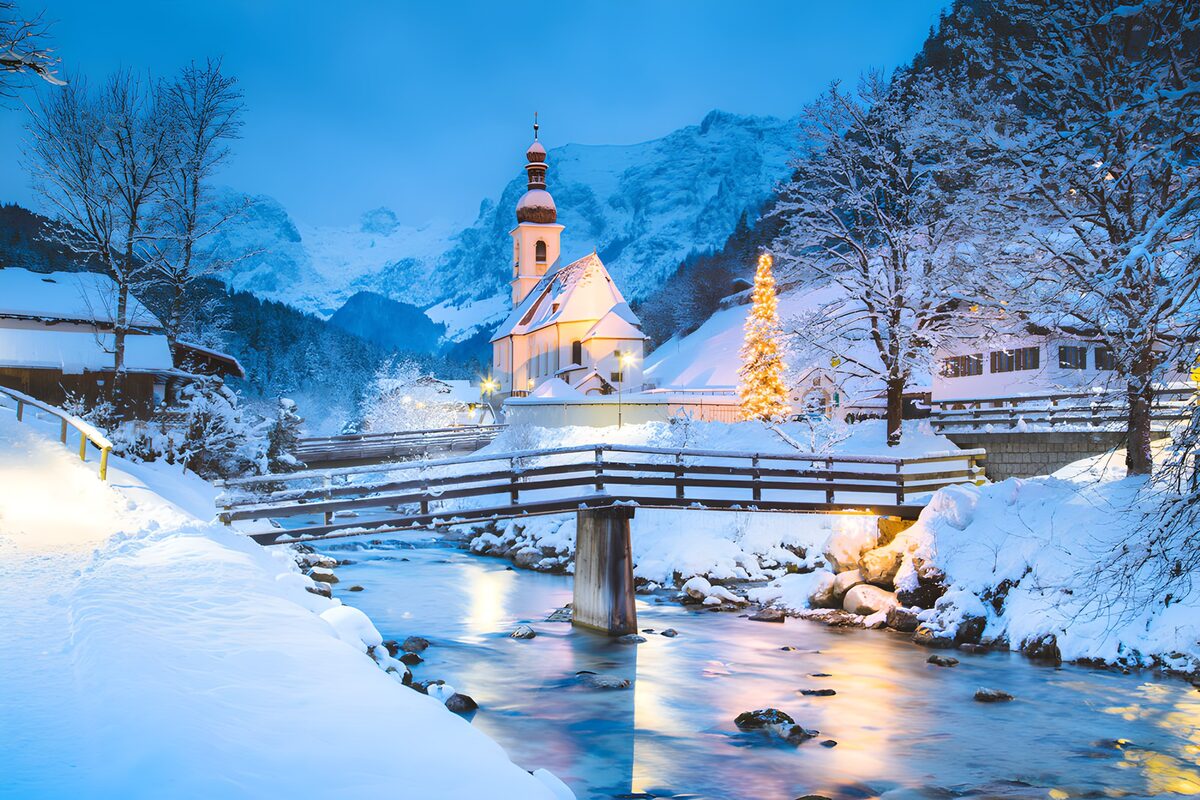 Borgo innevato al crepuscolo