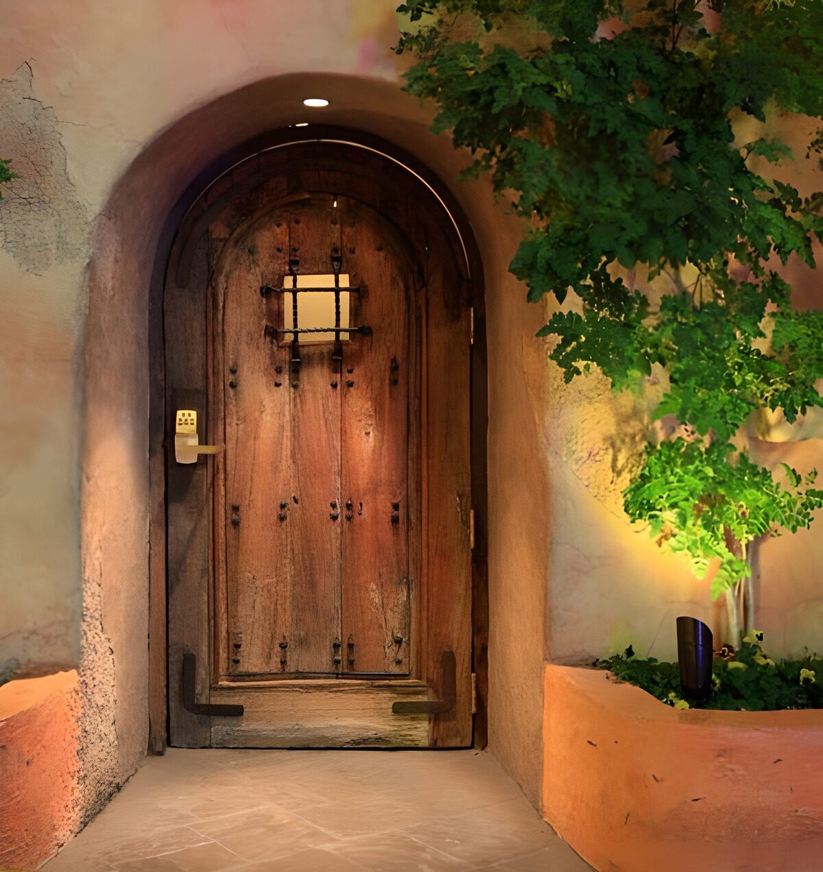 Porta in legno ad arco e parete color pesca