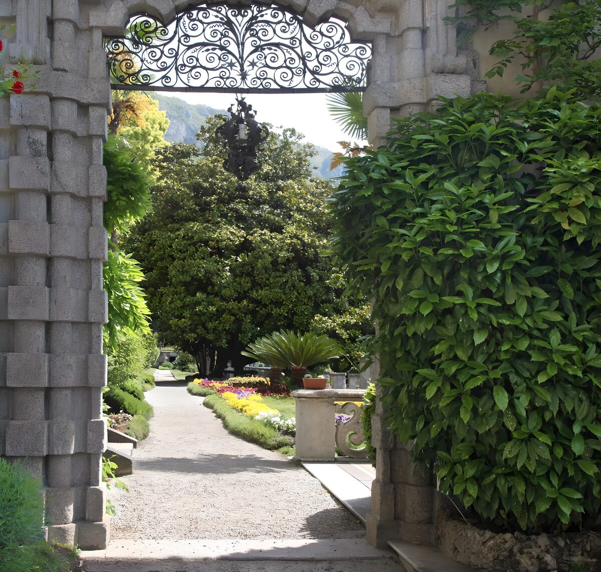 PDGIT8660798: Ingresso in pietra al giardino fiorito