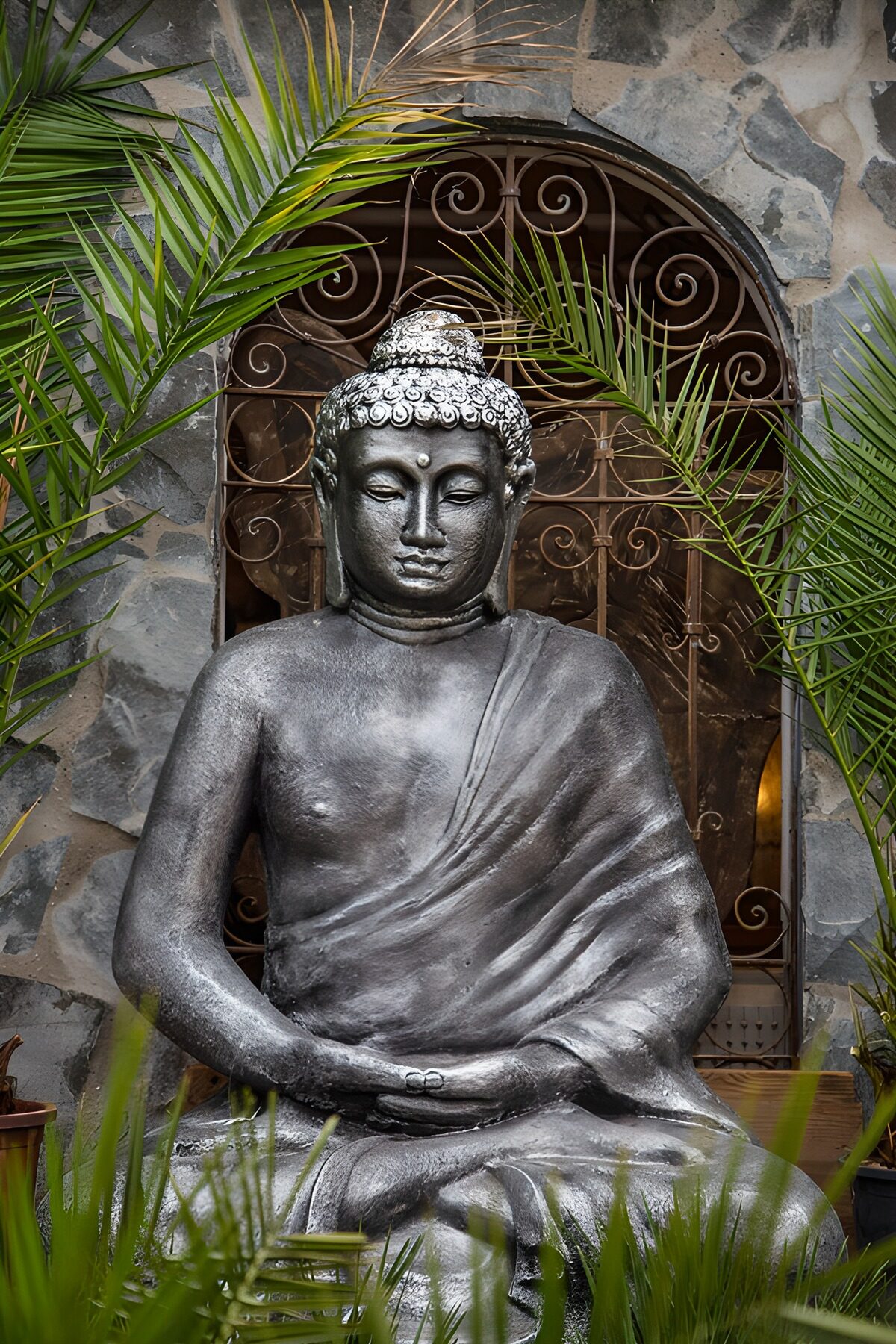 PDGIT1633844: Buddha in meditazione tra le palme