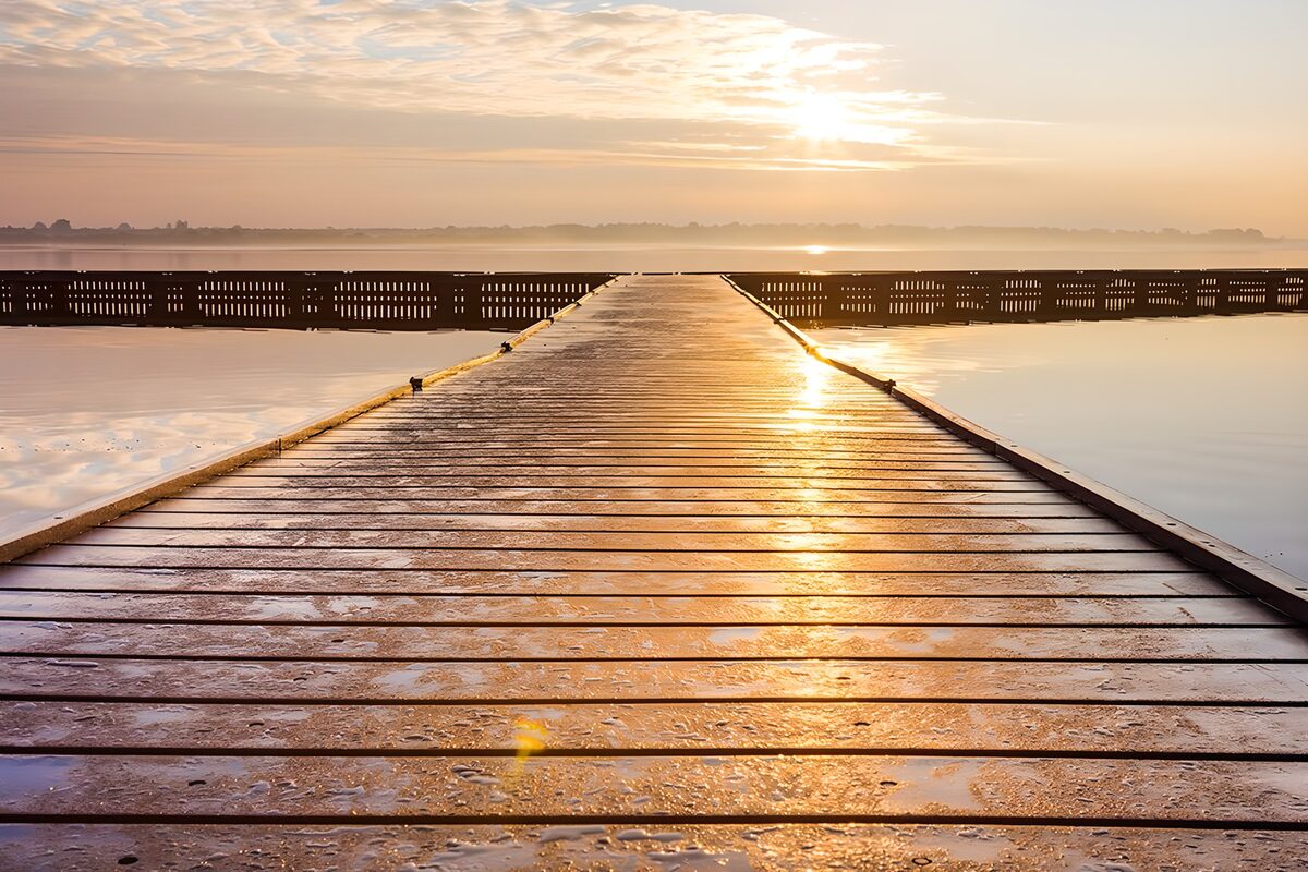 PDGIT2643070: Pontile in legno sul lago dorato