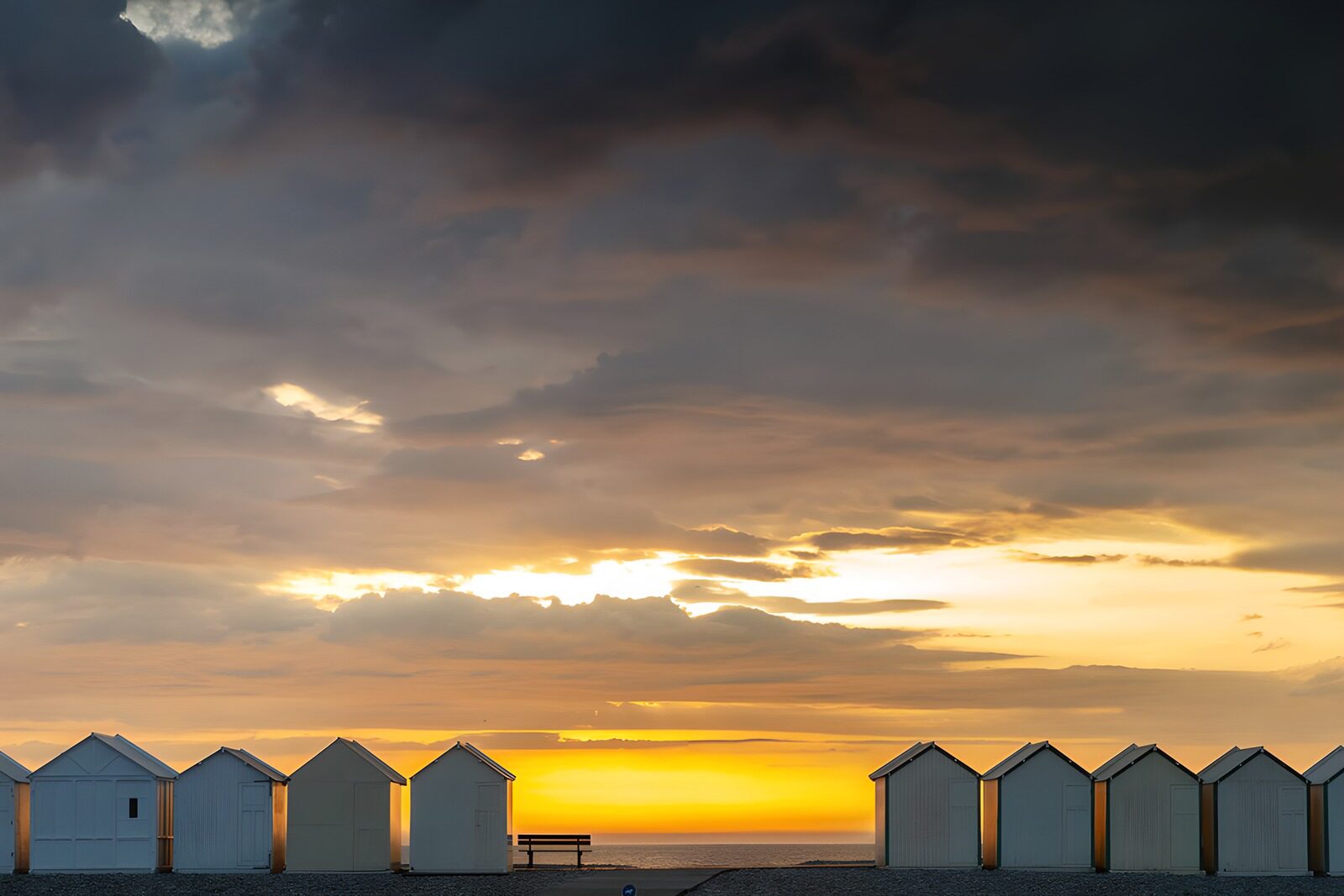 PDGIT2108740: Cabine grigie sotto il cielo del tramonto