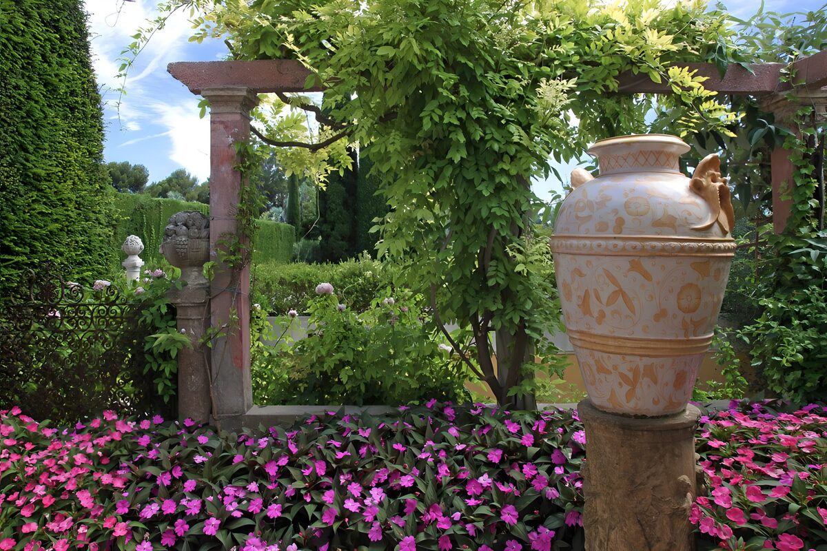 PDGIT3668970: Giardino con pergolato e vaso decorato