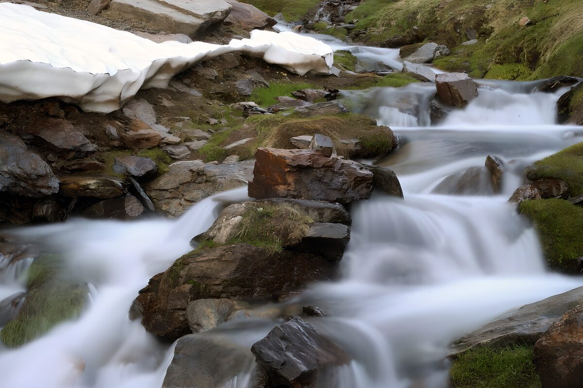 PDGIT4395564: Torrente tra rocce, muschio e neve