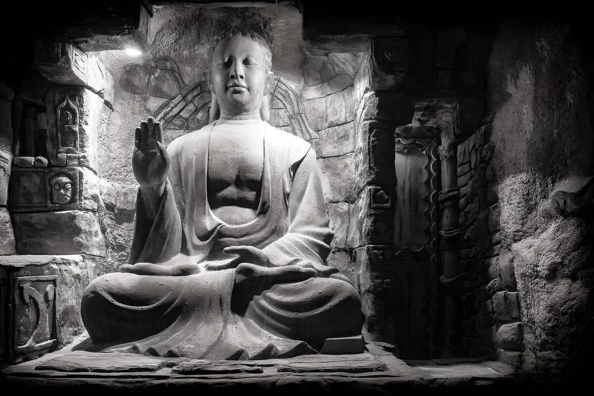 Buddha di pietra seduto nella nicchia