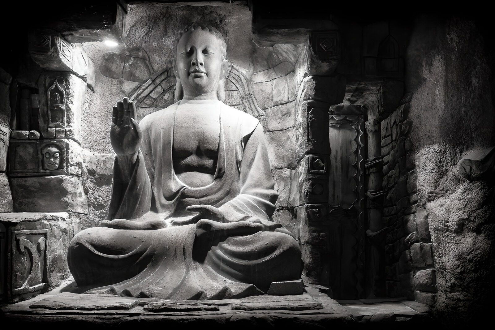 PDGIT8738756: Buddha di pietra seduto nella nicchia