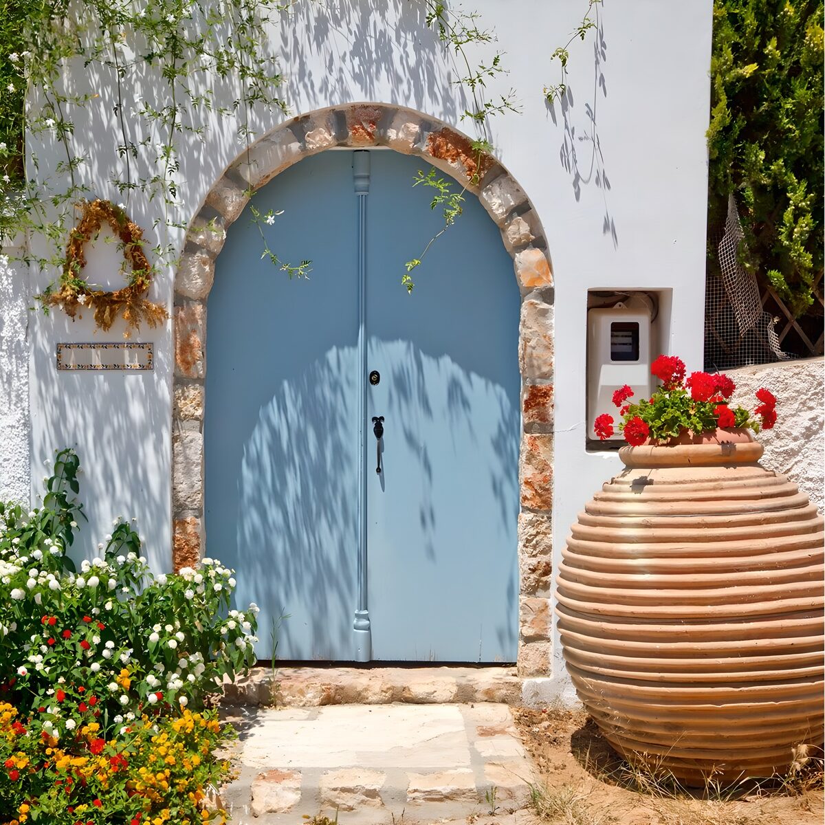 PDGIT1056605: Porta azzurra sotto l’arco di pietra