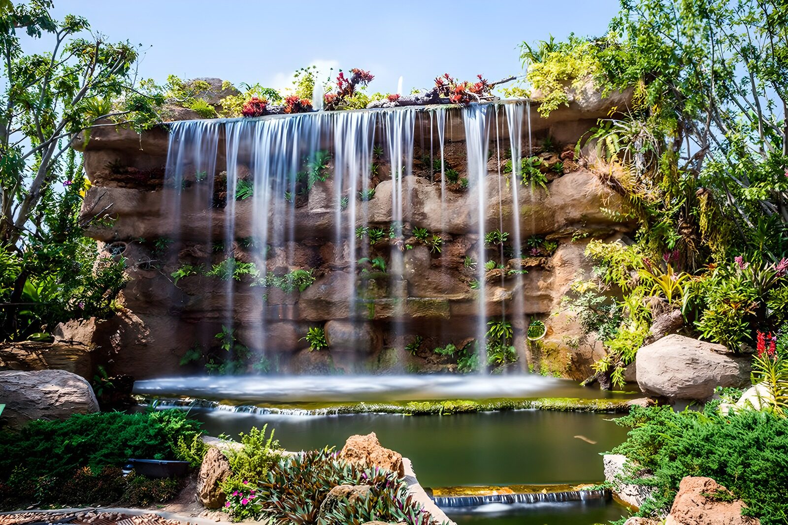 PDGIT9044036: Cascata su roccia e stagno nel verde