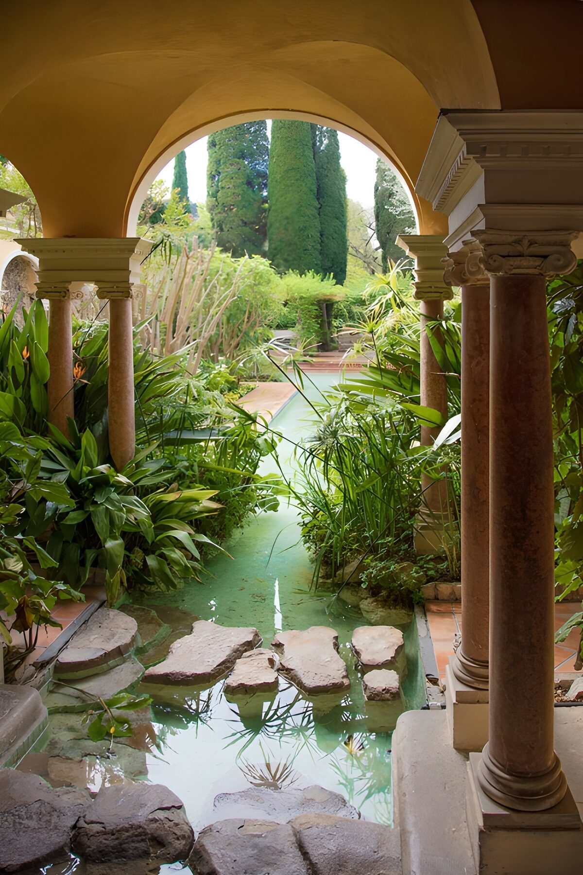 PDGIT6774306: Portico ocra e giardino con stagno