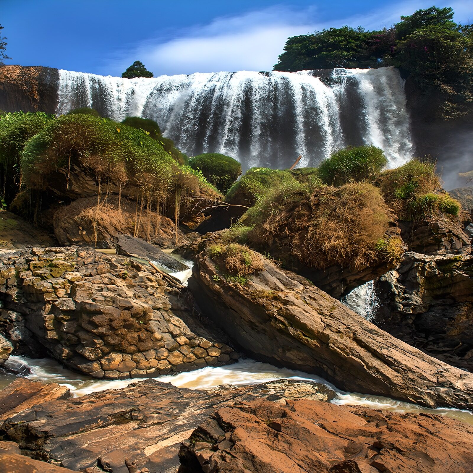 PDGIT3654327: Cascata tra massi scuri e schiuma