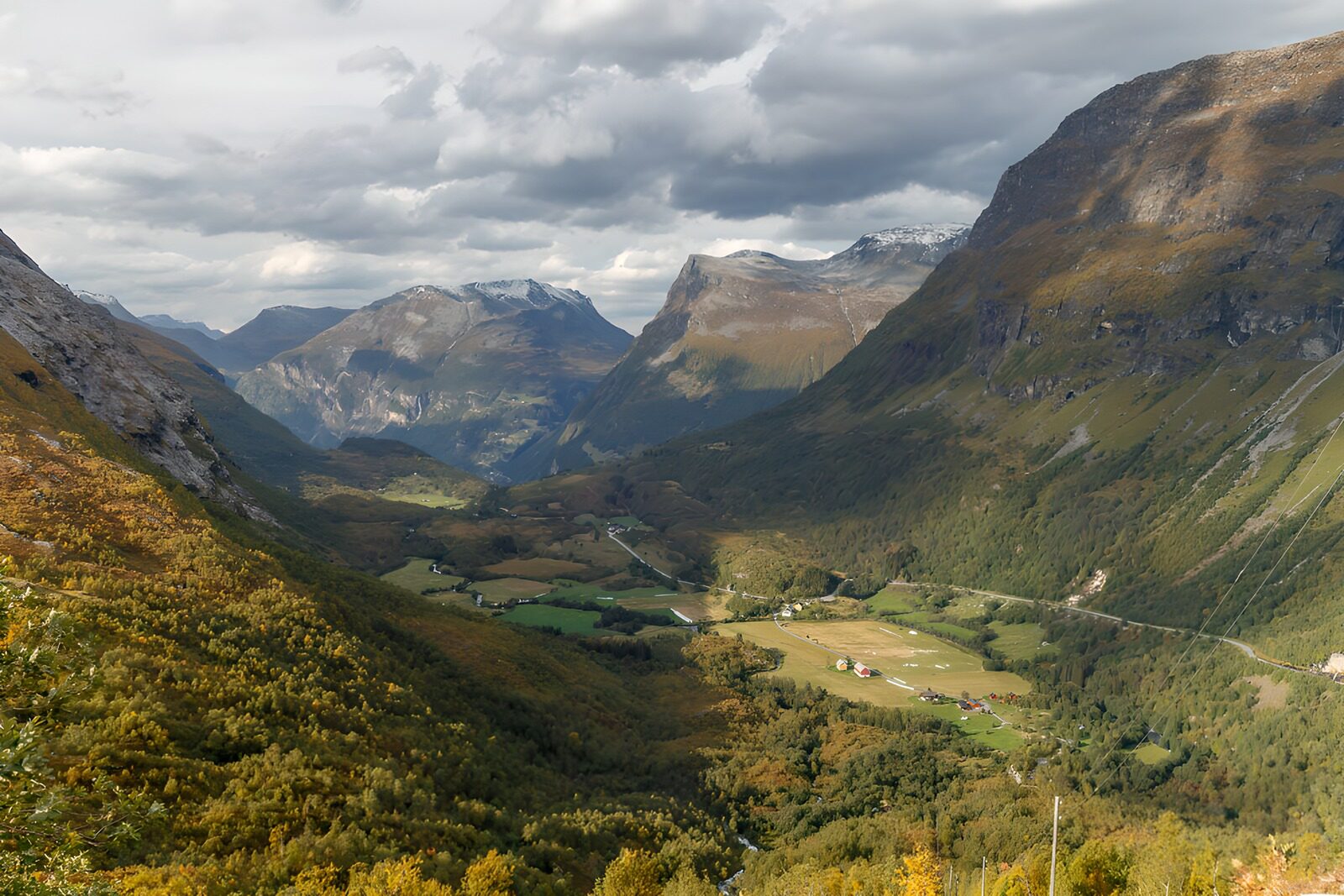 PDGIT7439309: Valle montana tra prati e nuvole