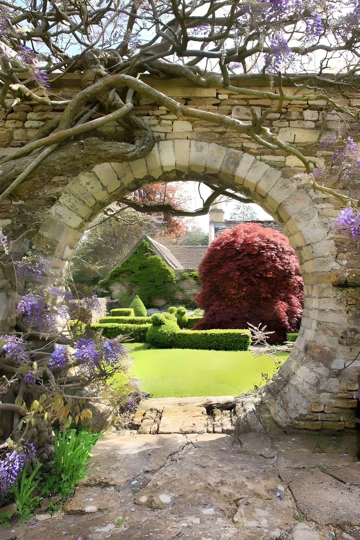 PDGIT8960022: Arco in pietra con glicine in fiore