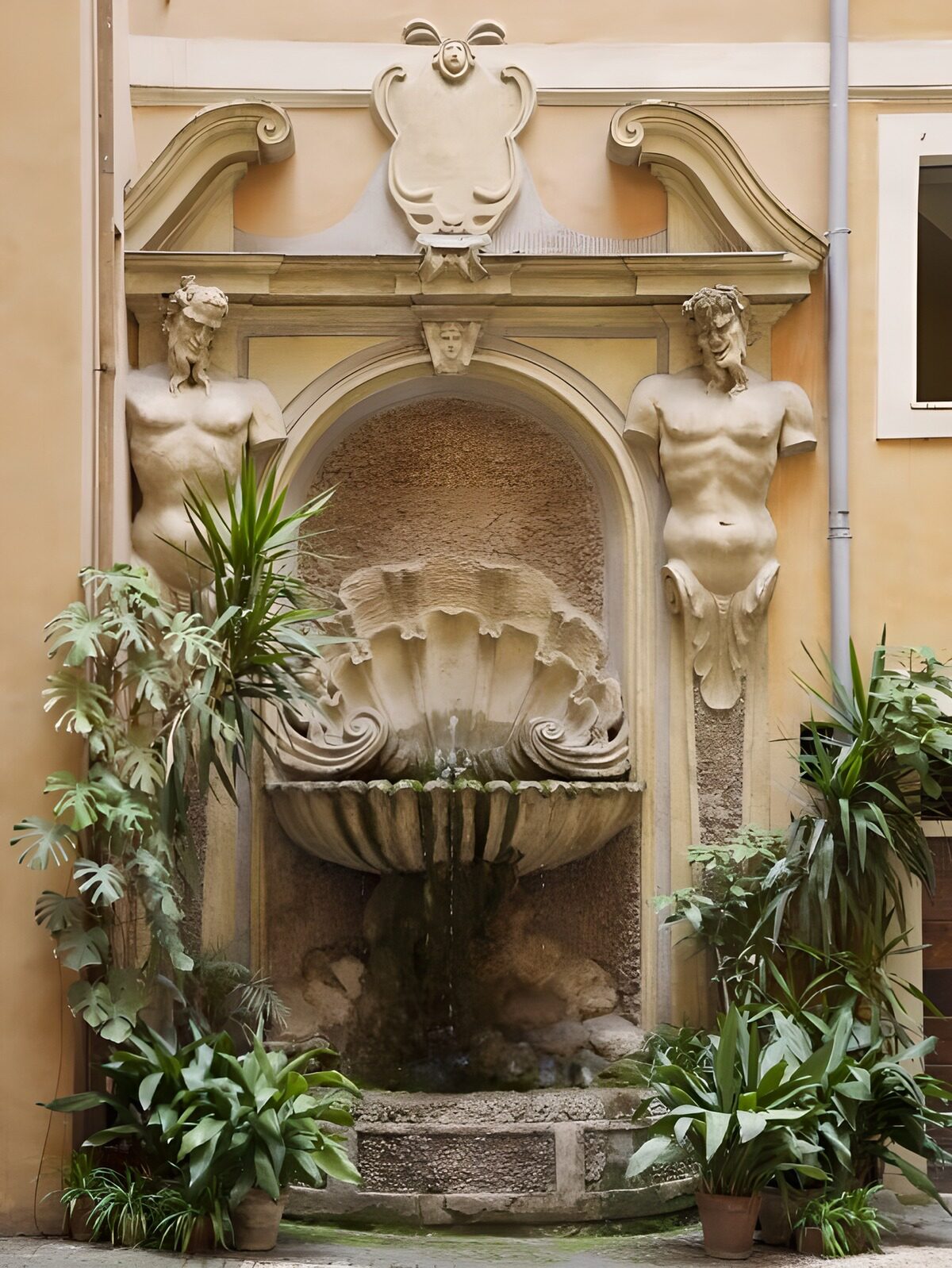 PDGIT1788277: Fontana scolpita tra il verde del cortile