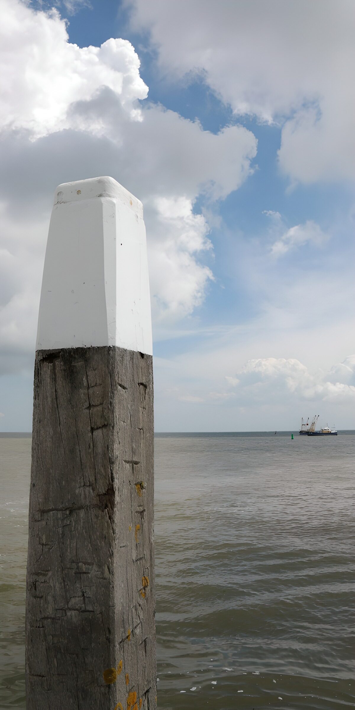 PDGIT1194343: Palo d’ormeggio sul mare quieto