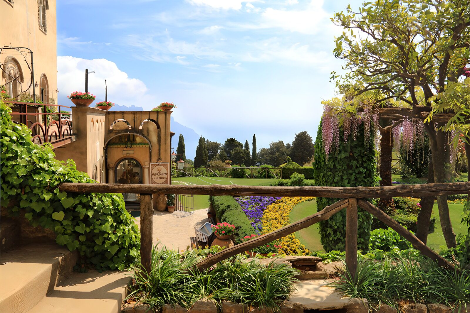 PDGIT5726028: Giardino fiorito con pergola al sole