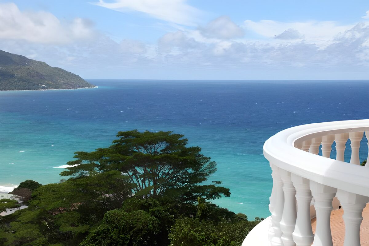 PDGIT2105631: Terrazza bianca sul mare turchese