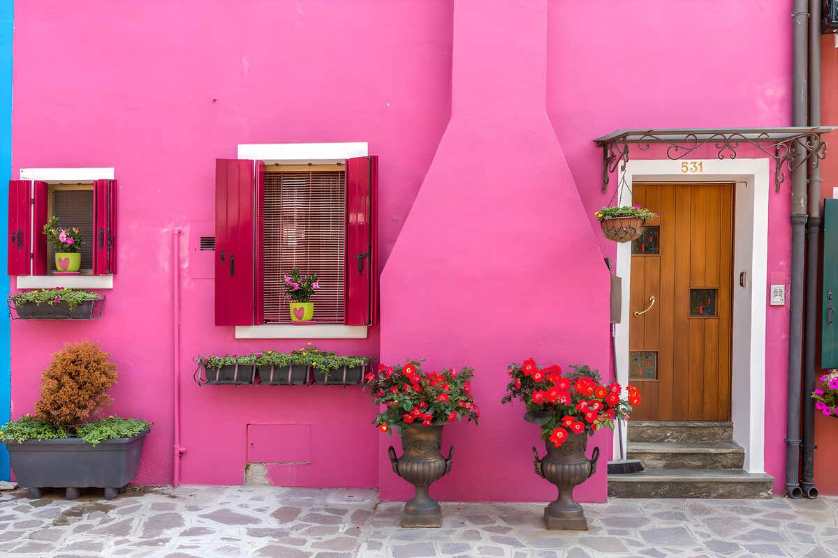 PDGIT4868248: Facciata fucsia con persiane e fiori