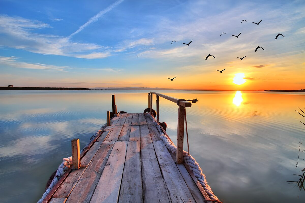 PDGIT3347213: Un pontile tra acqua e oro
