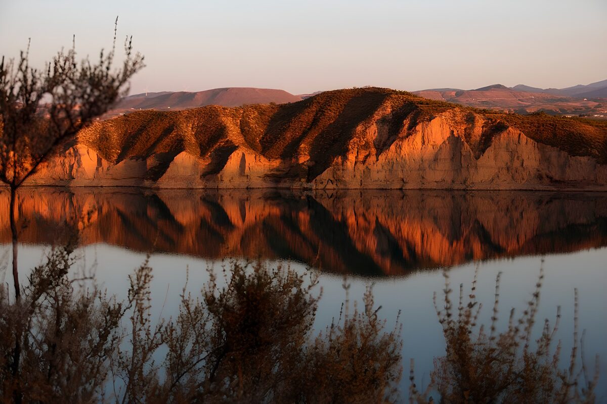 PDGIT4096817: Scogliere dorate riflesse nel lago