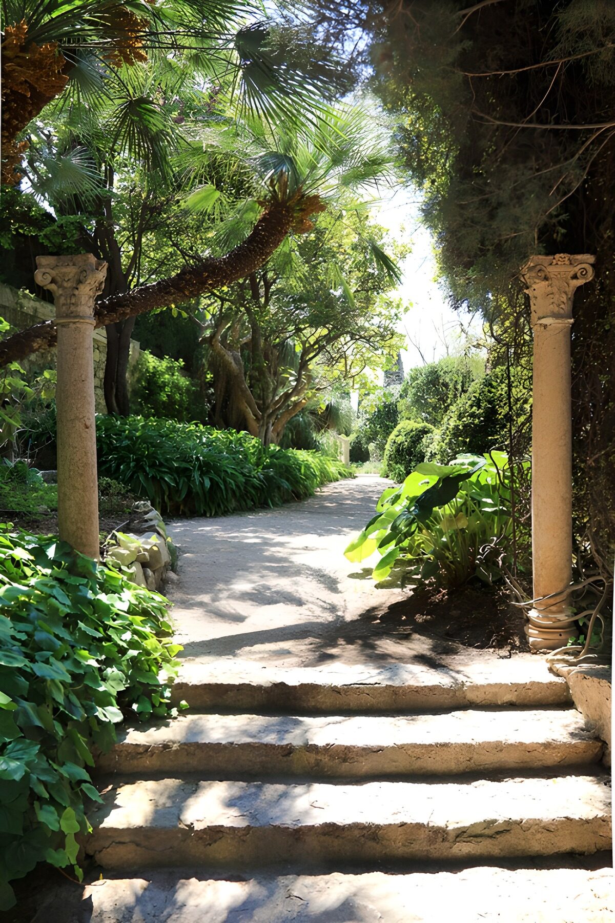 Gradini e colonne nel giardino assolato