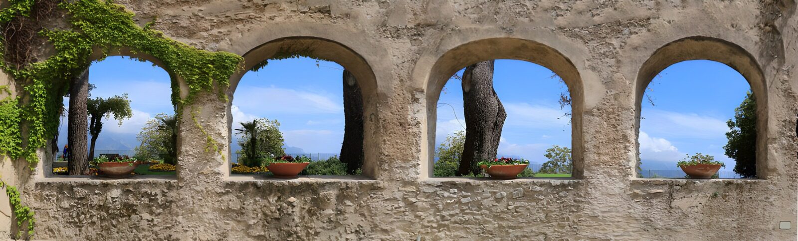 PDGIT8115530: Quattro archi in un vecchio muro di pietra