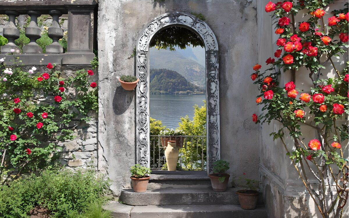 PDGIT9869351: Arco sul lago tra rose e pietra
