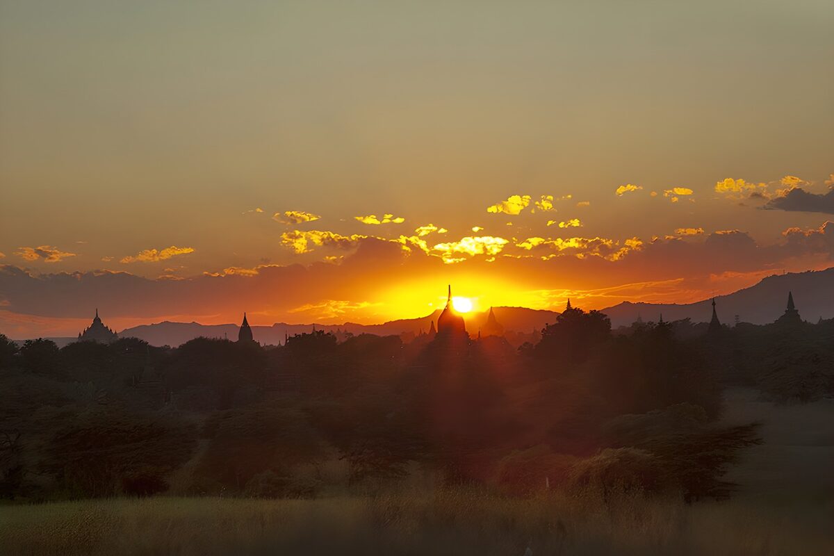 PDGIT6712636: Pagode in controluce al tramonto