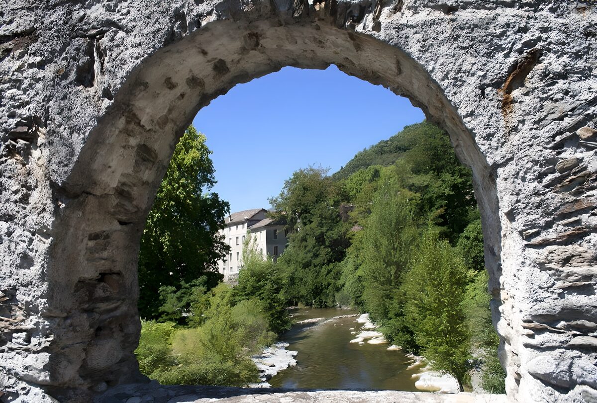PDGIT6812498: Arco di pietra sul fiume