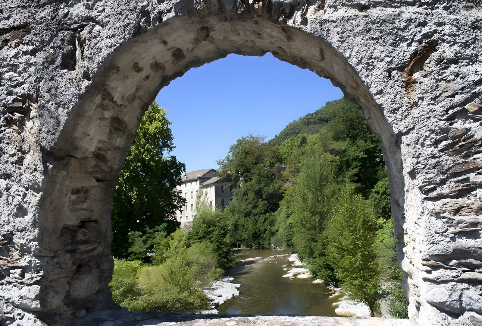 PDGIT6812498: Arco di pietra sul fiume