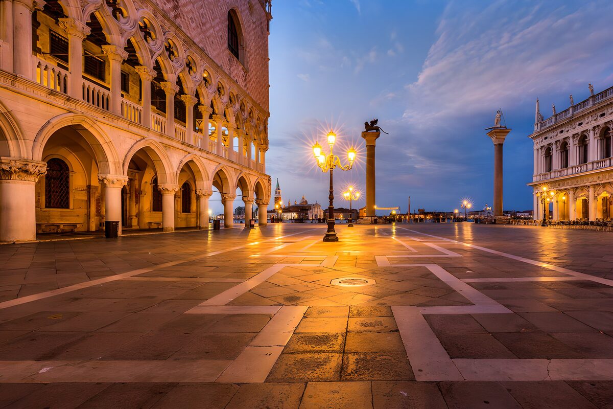 PDGIT7249253: Palazzo Ducale e lampioni al crepuscolo