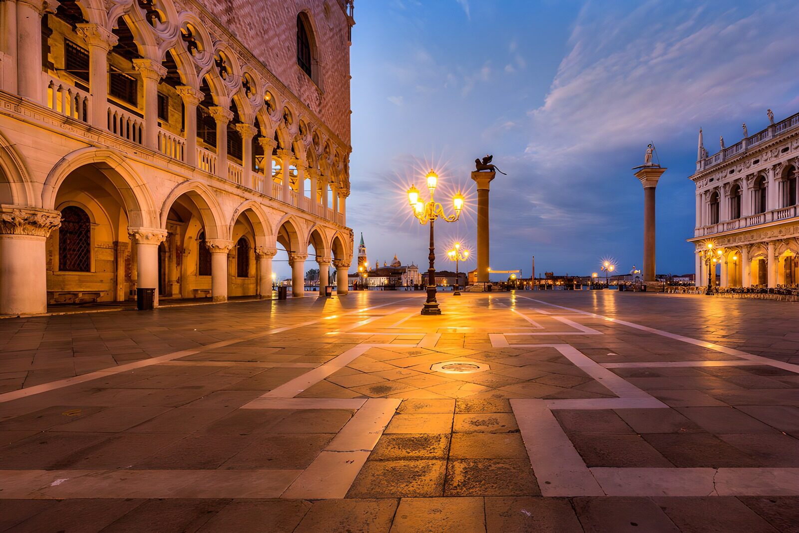 PDGIT7249253: Palazzo Ducale e lampioni al crepuscolo