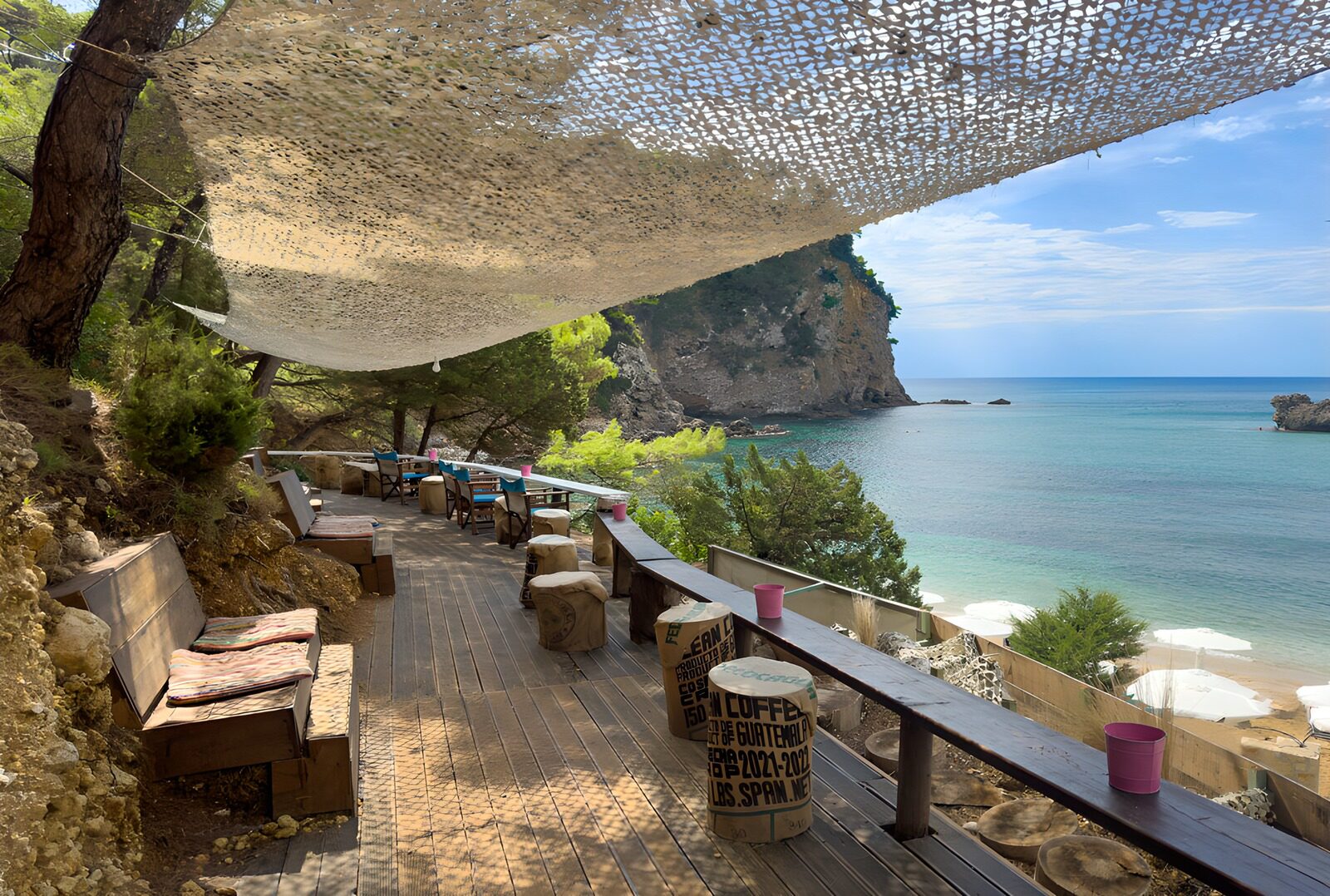 PDGIT7563574: Terrazza in legno sulla baia turchese