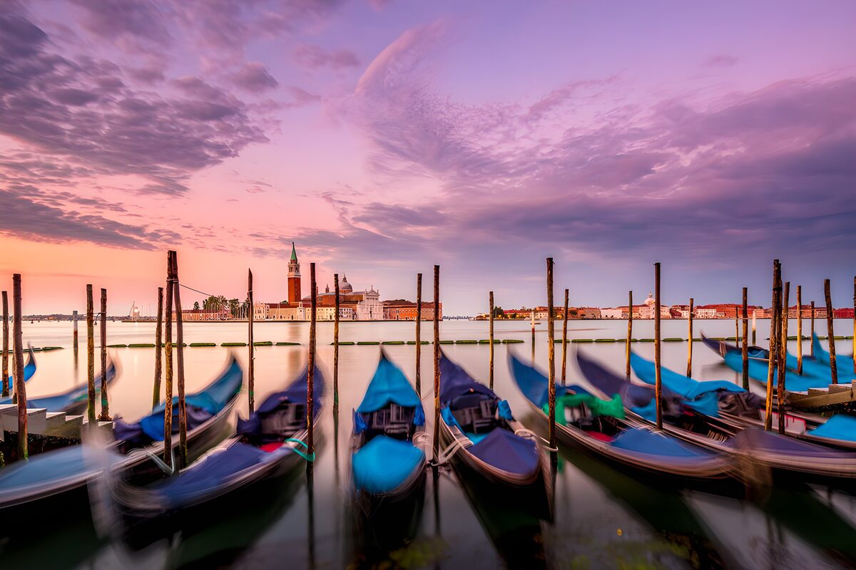 PDGIT4892767: Gondole al tramonto tra rosa e viola