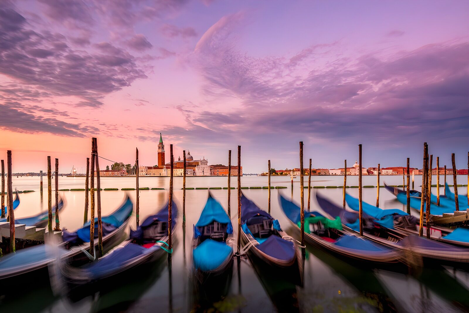 PDGIT4892767: Gondole al tramonto tra rosa e viola