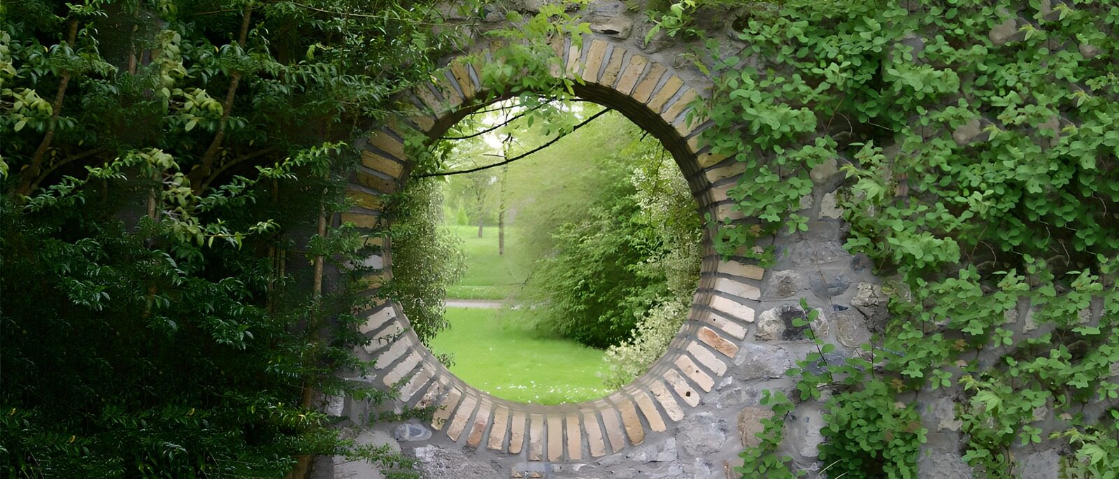 PDGIT1441094: Finestra tonda sul giardino
