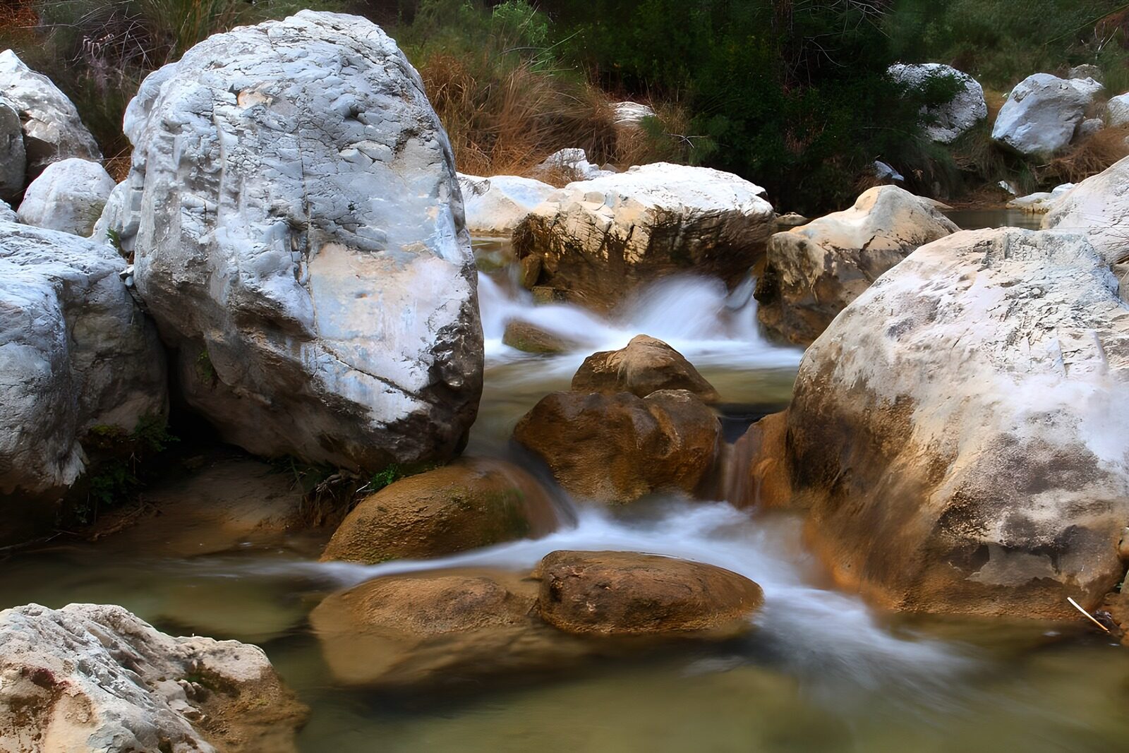 PDGIT1355089: Piccole cascate tra grandi massi chiari