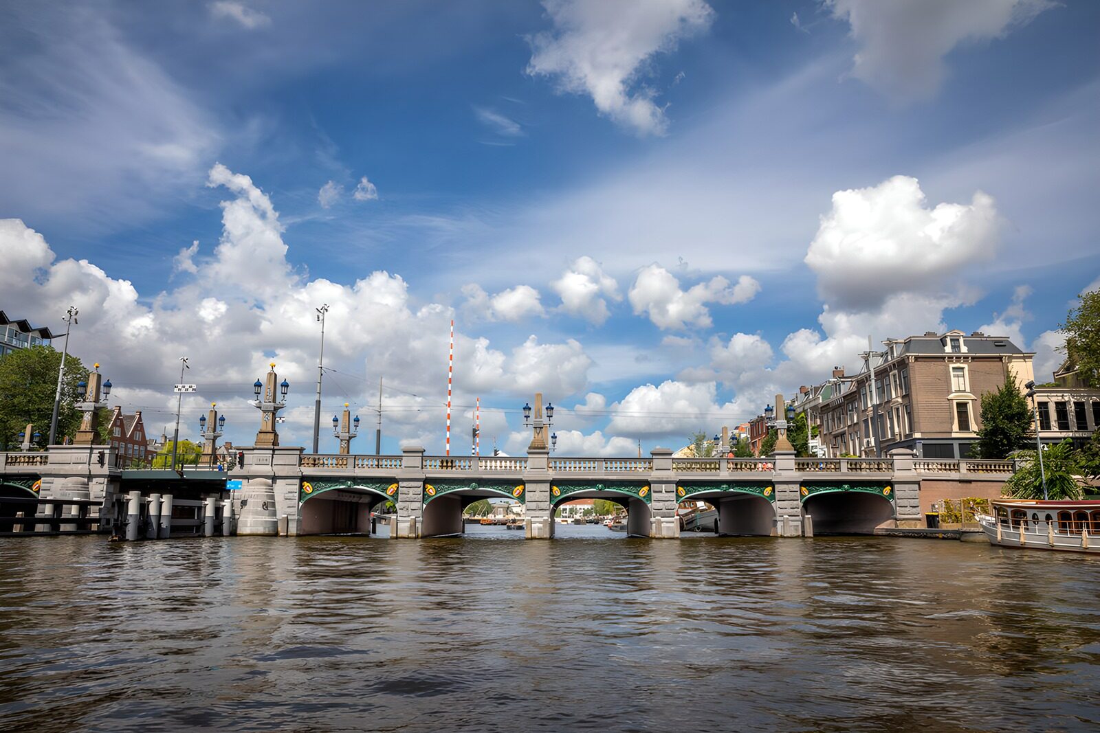 PDGIT4589681: Ponte di Amsterdam tra acqua e nuvole