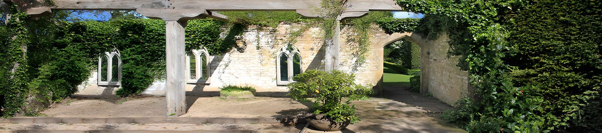 PDGIT7489669: Cortile di pietra con pergolato al sole